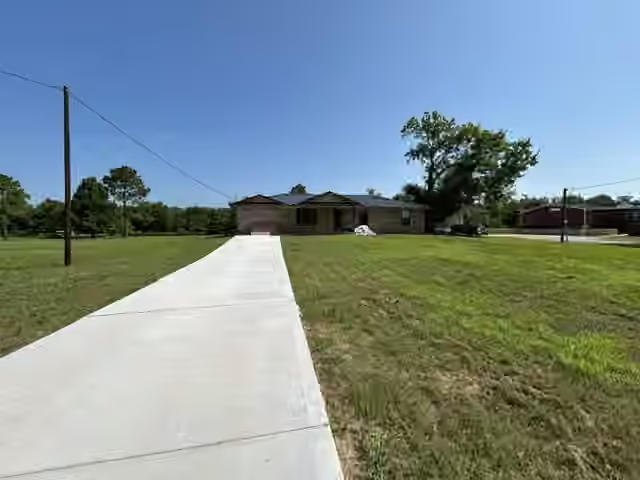 Photo 7 of 101 Smilie Crossing, Angleton, TX