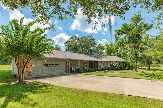 Photo 3 of 17 Seminole Lane, West Columbia, TX
