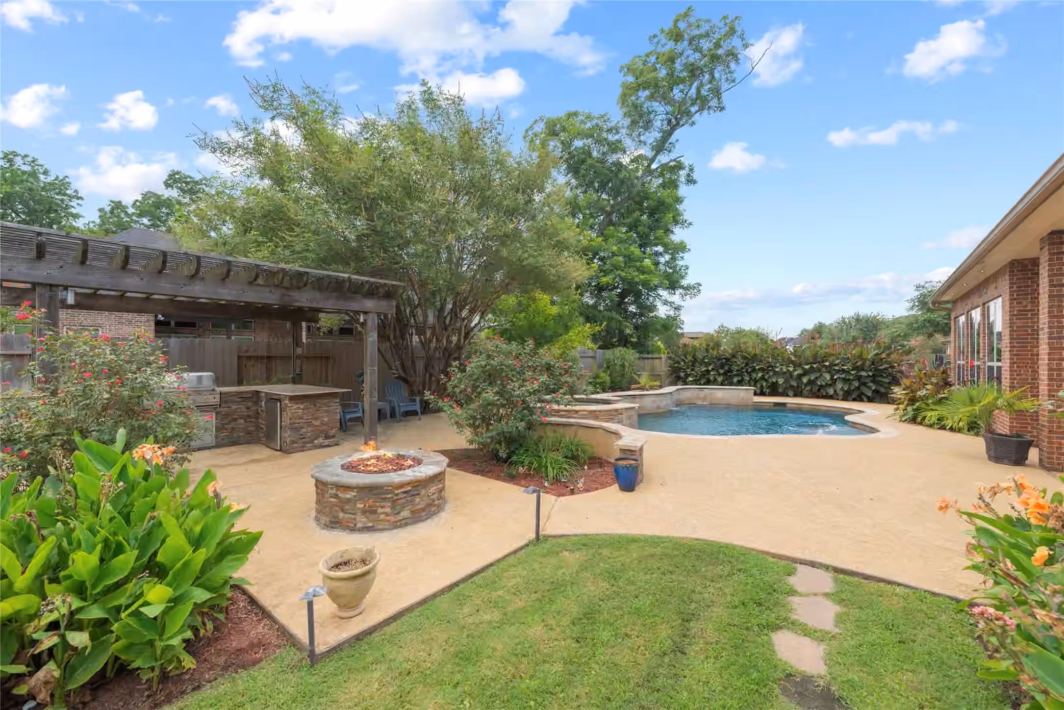 Photo 4 of 6115 Duke Trail Lane, Sugar Land, TX