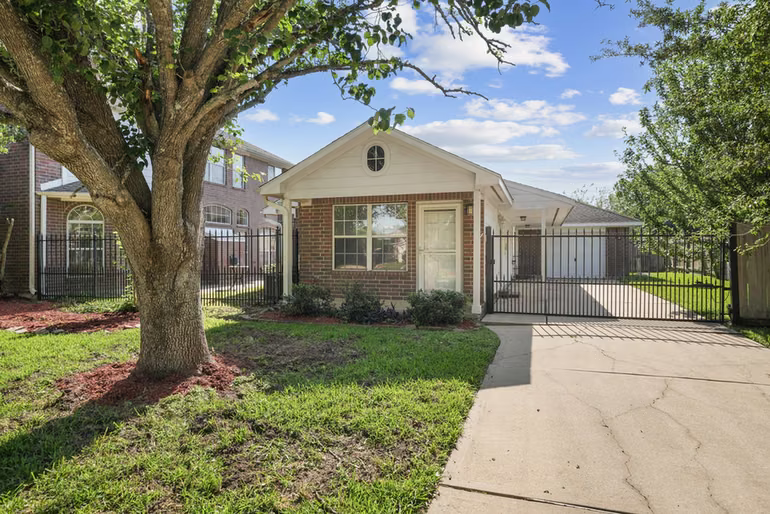 Photo 3 of 1602 Orlando Street, Friendswood, TX