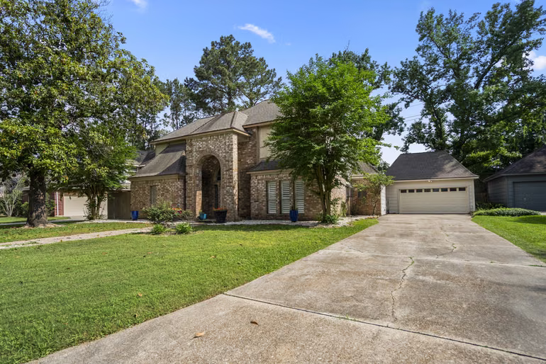 Photo 3 of 407 Champion Lake Drive, Spring, TX