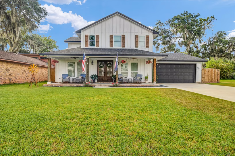 Photo 2 of 229 Montclaire Drive, West Columbia, TX