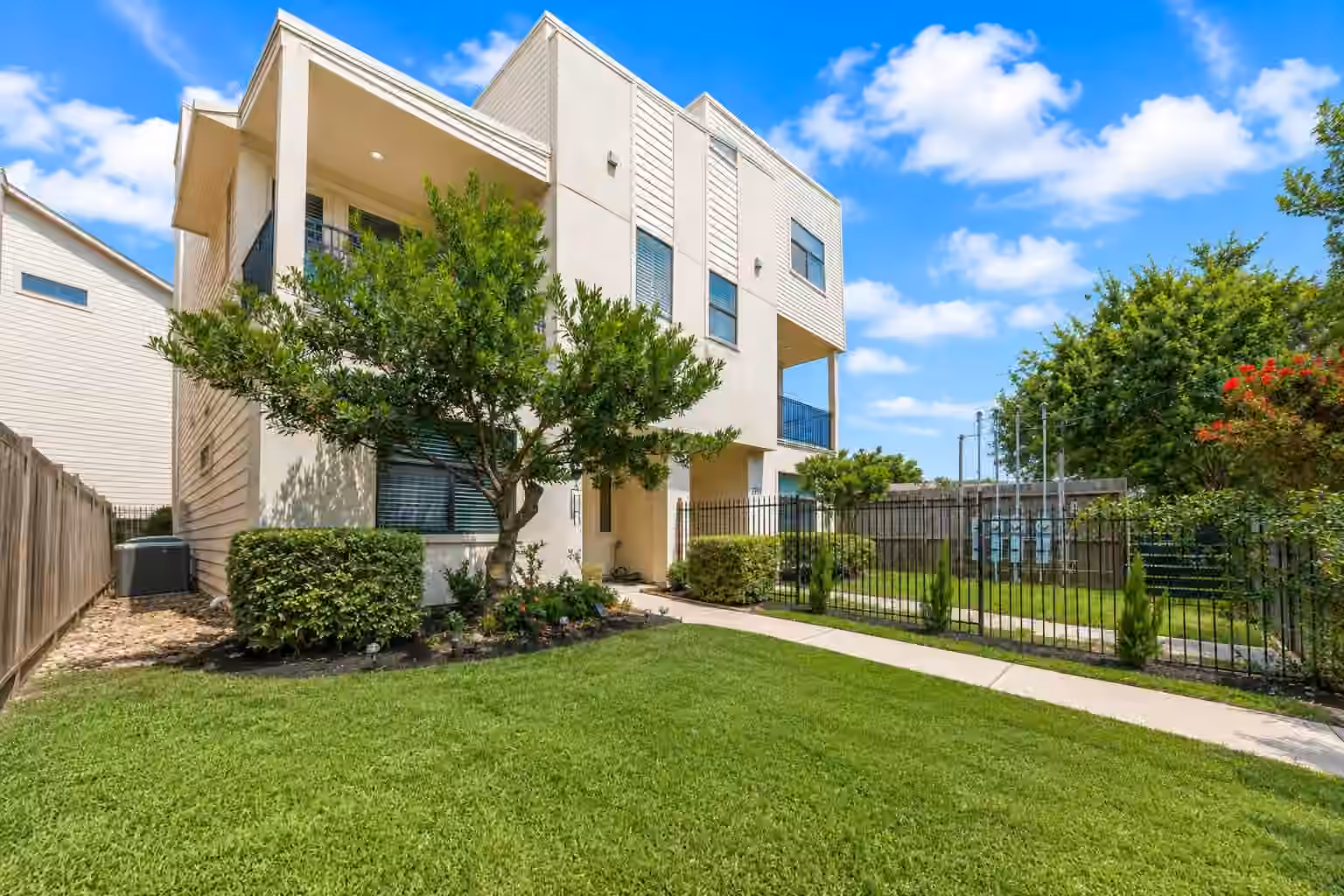 Photo 4 of 2320 Emancipation Avenue, Houston, TX