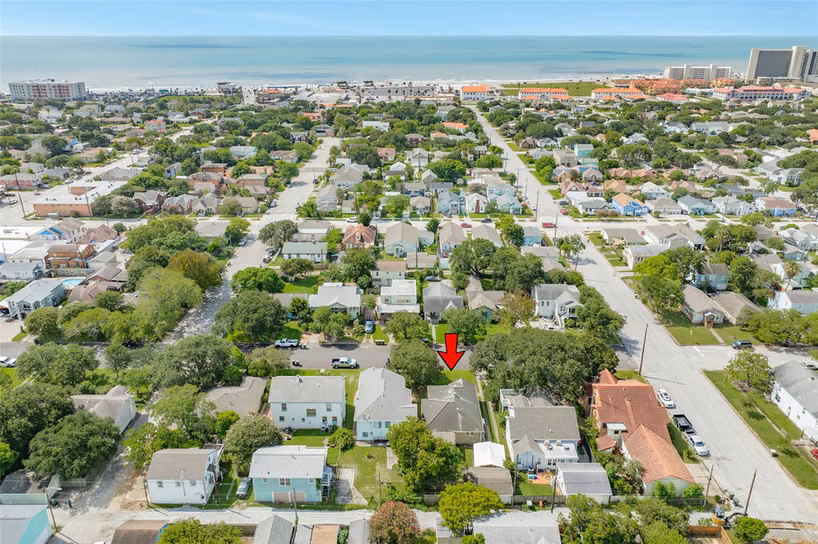 Photo 3 of 4618 Avenue R 1/2, Galveston, TX