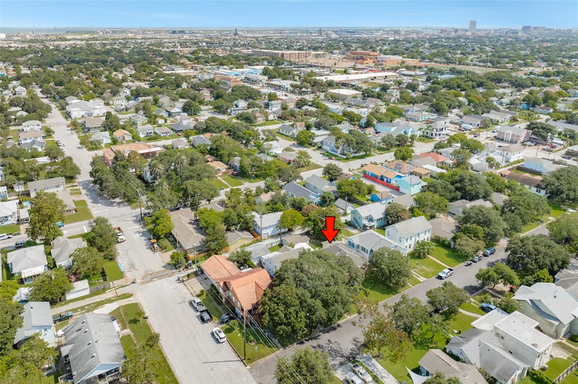 Photo 6 of 4618 Avenue R 1/2, Galveston, TX