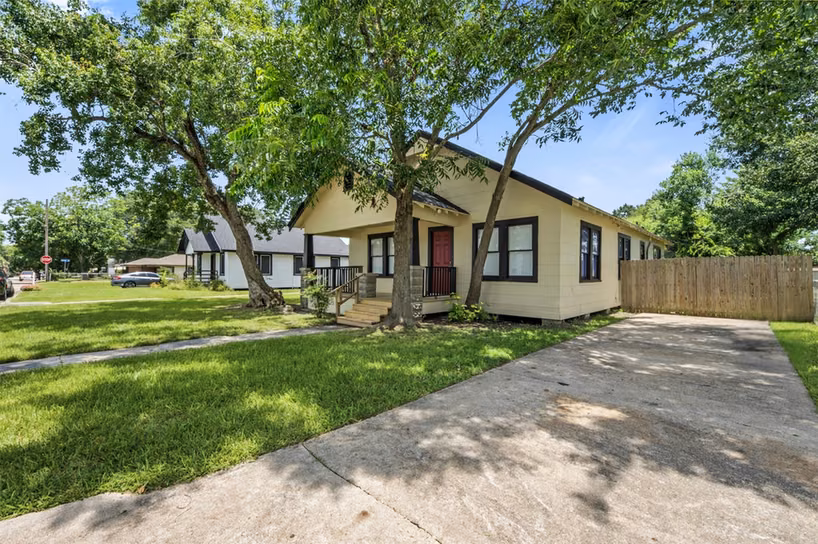 Photo 2 of 711 Bowie Street, Baytown, TX