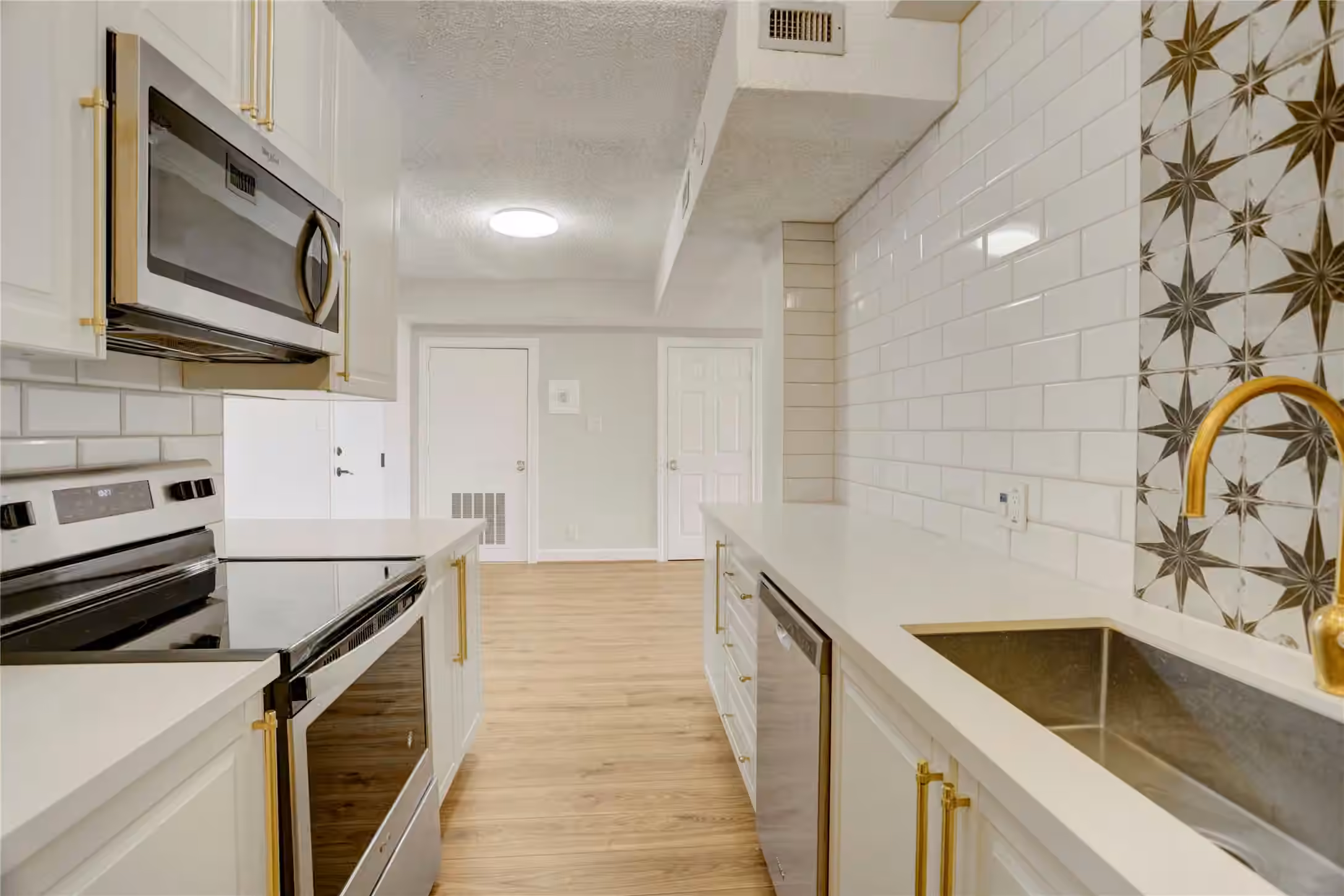 Photo 5 of 1400 Hermann Drive 15D, Houston, TX