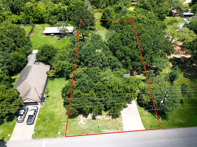 Photo 2 of 504 Walnut Street, Waller, TX