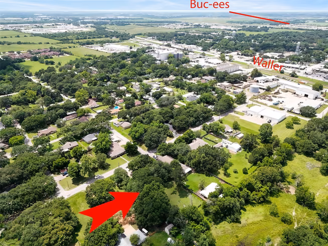 Photo 3 of 504 Walnut Street, Waller, TX