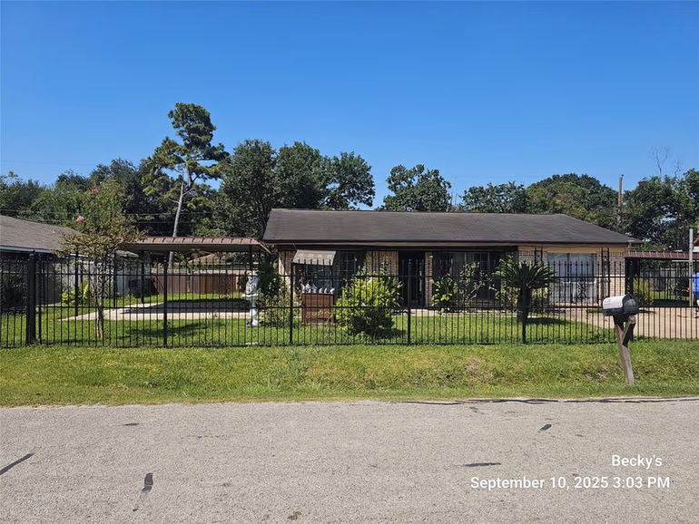 Photo 2 of 1716 Maiden Lane, Richmond, TX