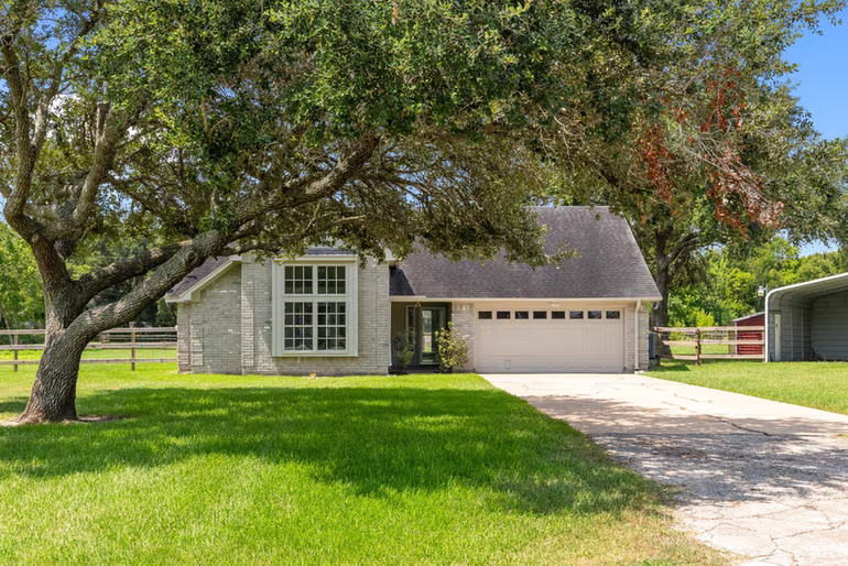 Photo of 3855 County Road 960, Alvin, TX 77511