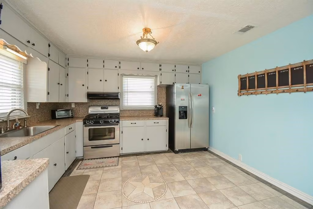 Photo 4 of 7023 W Hunter Drive, Hitchcock, TX