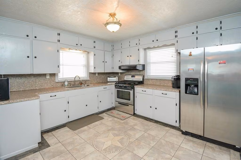 Photo 5 of 7023 W Hunter Drive, Hitchcock, TX
