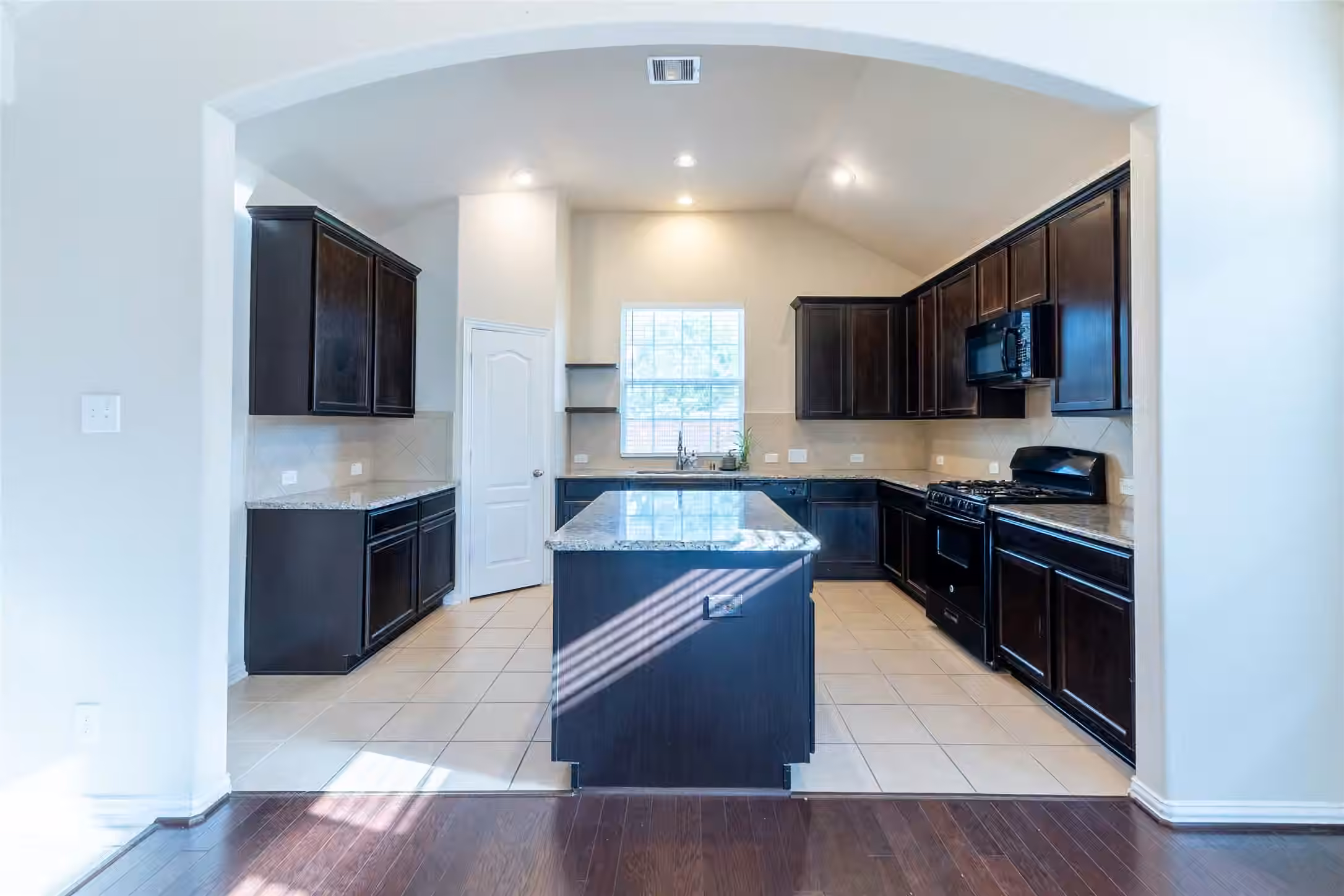 Photo 7 of 2506 Bay Hill Drive, Baytown, TX