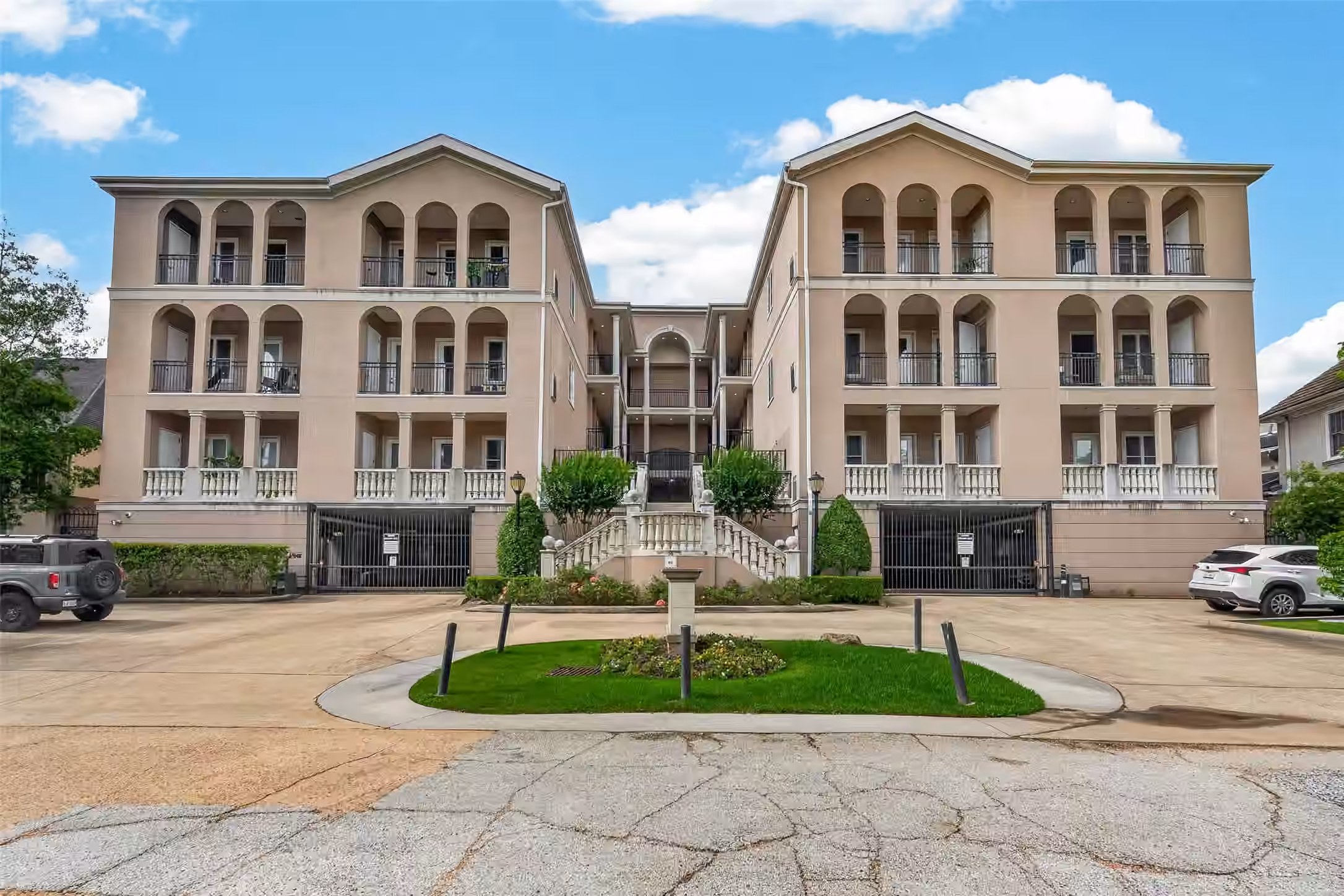 Photo of 58 Briar Hollow Lane 204, Houston, TX 77027