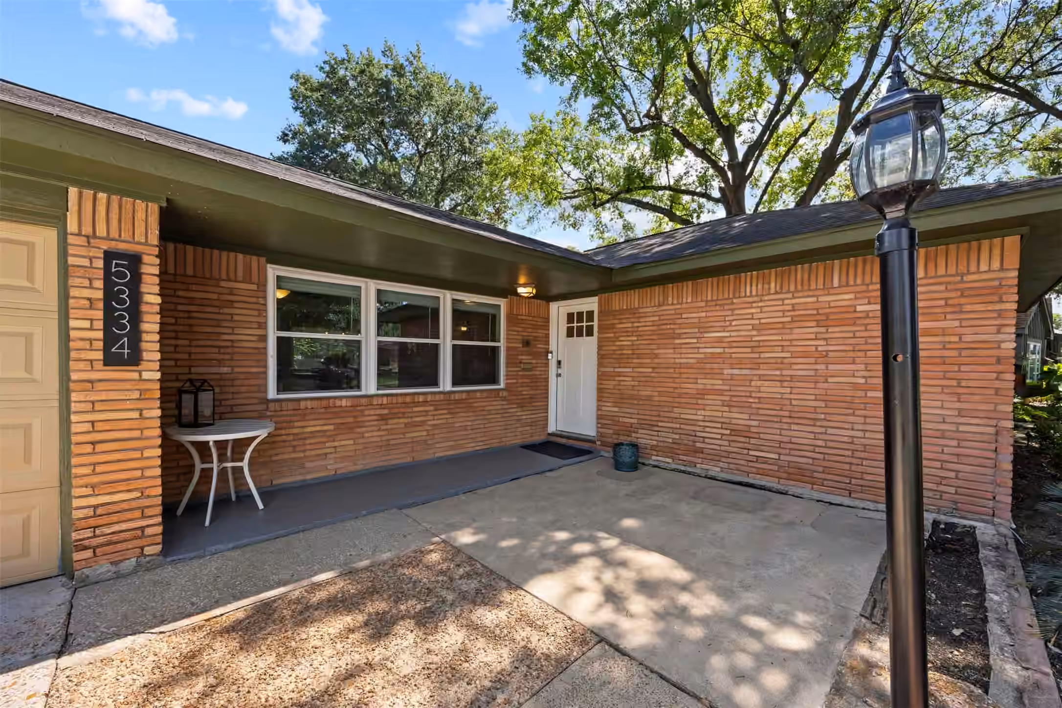 Photo 3 of 5334 Saxon Drive, Houston, TX