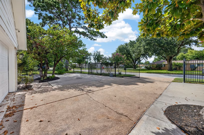 Photo 5 of 10335 Emnora Lane, Houston, TX