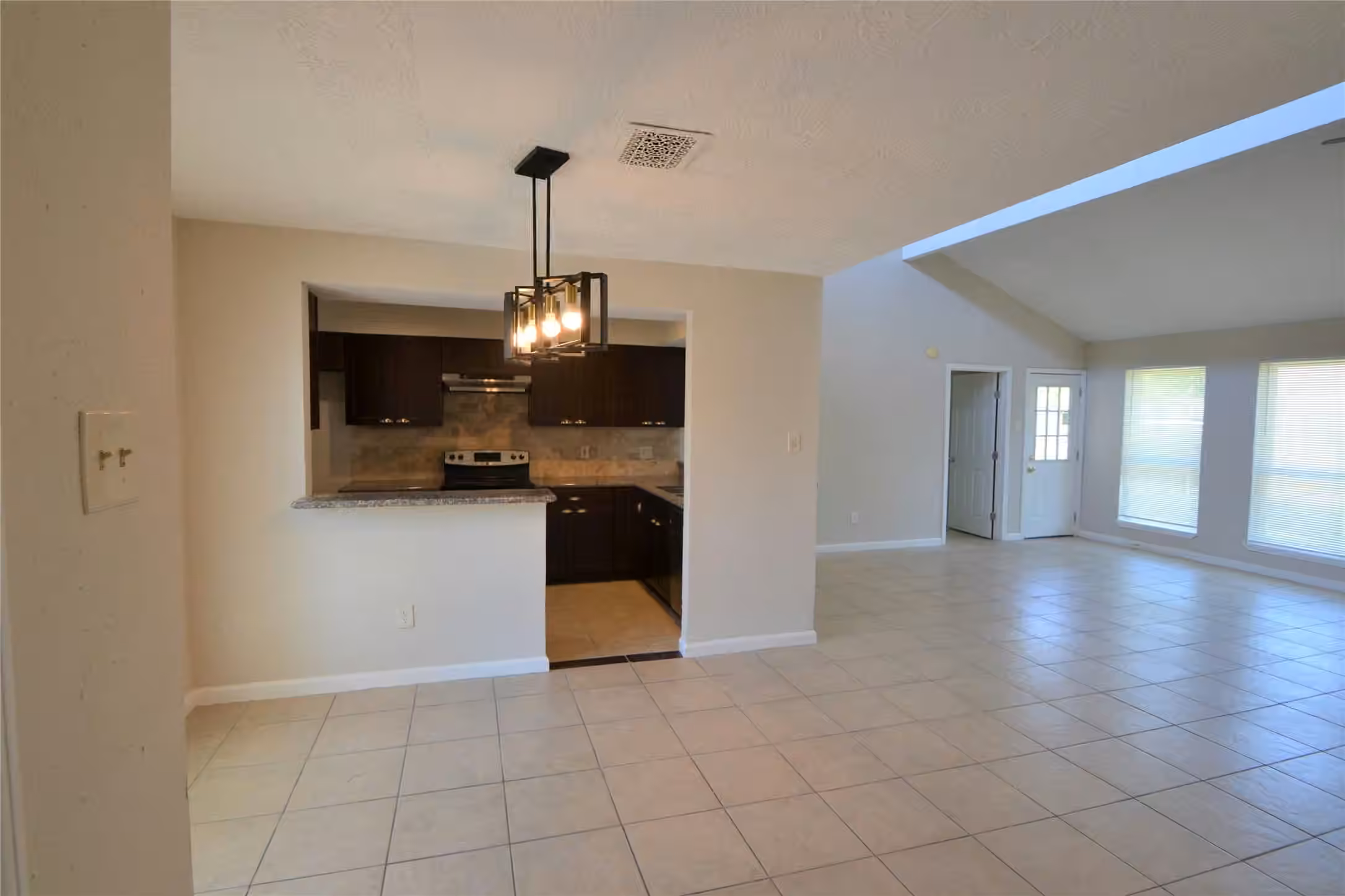 Photo 5 of 15718 FOX SPRINGS Drive, Houston, TX