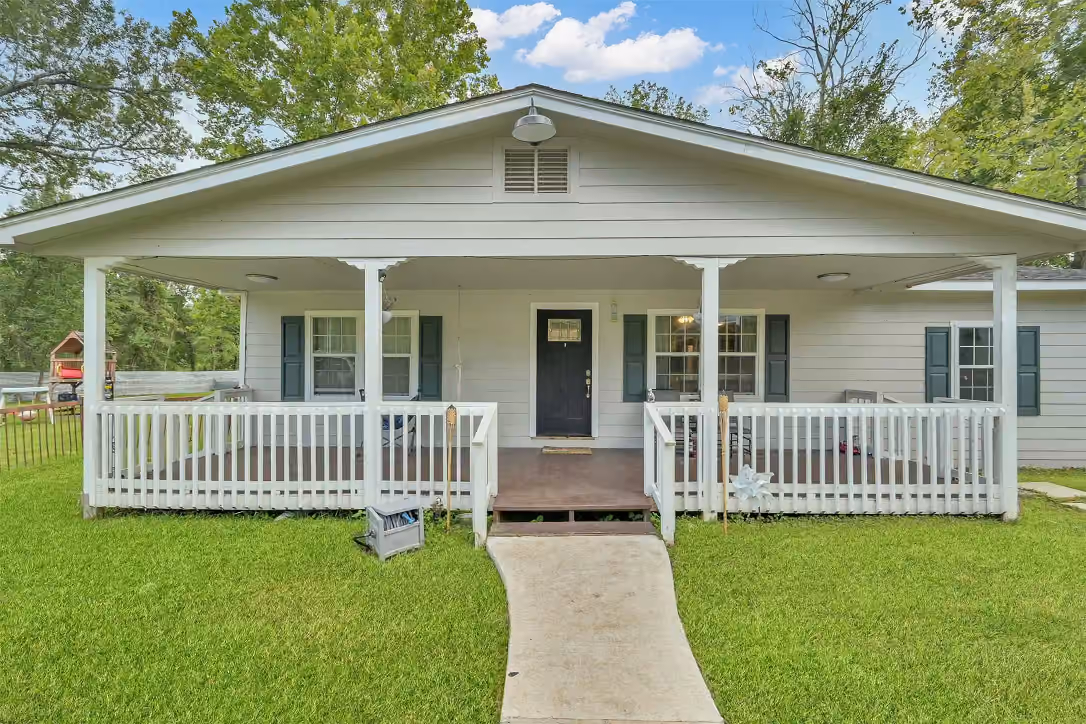 Photo 2 of 216 S Magnolia Drive, Conroe, TX
