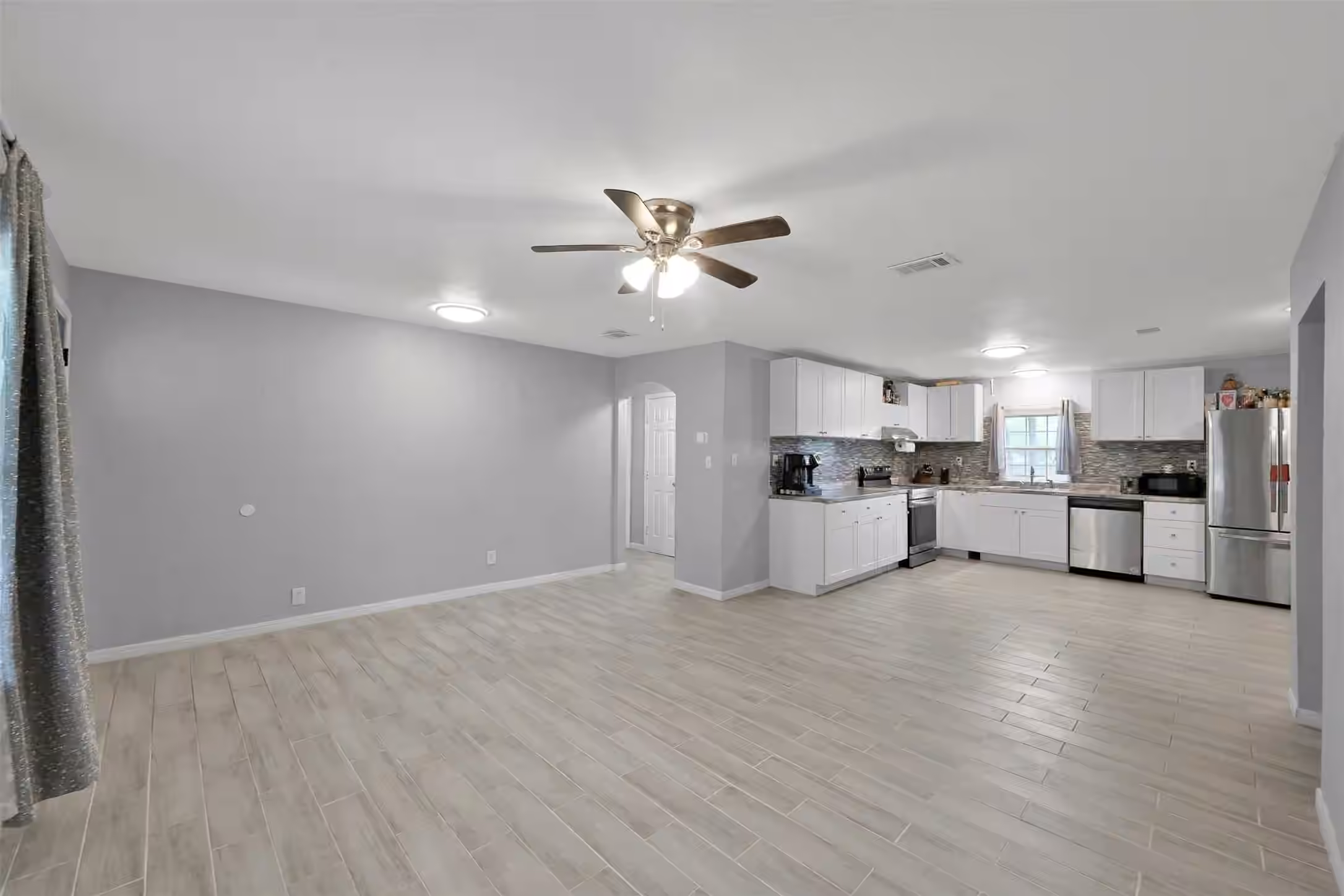 Photo 5 of 216 S Magnolia Drive, Conroe, TX