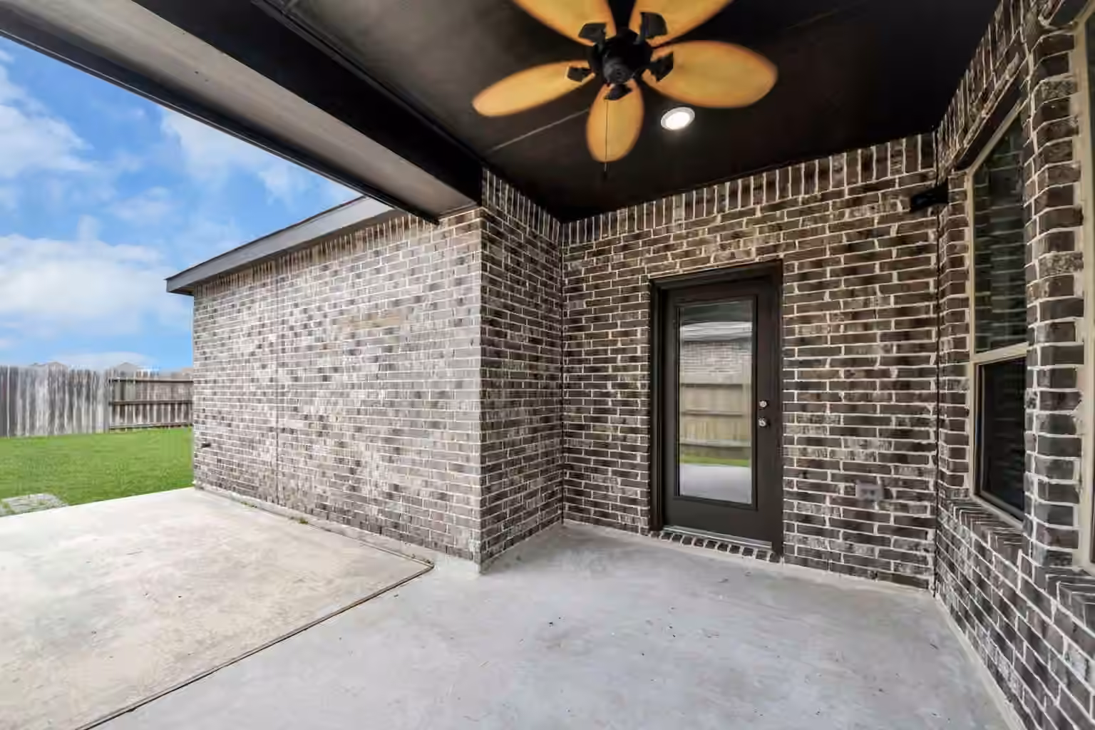 Photo 4 of 15746 Highlands Cove Drive, Humble, TX