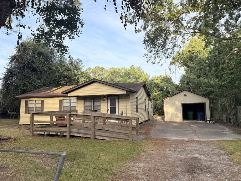 Photo 2 of 724 S Morgan Street, Angleton, TX