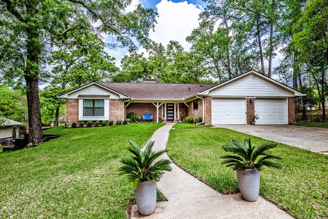 Photo 2 of 1905 Rollingwood Drive, Huntsville, TX