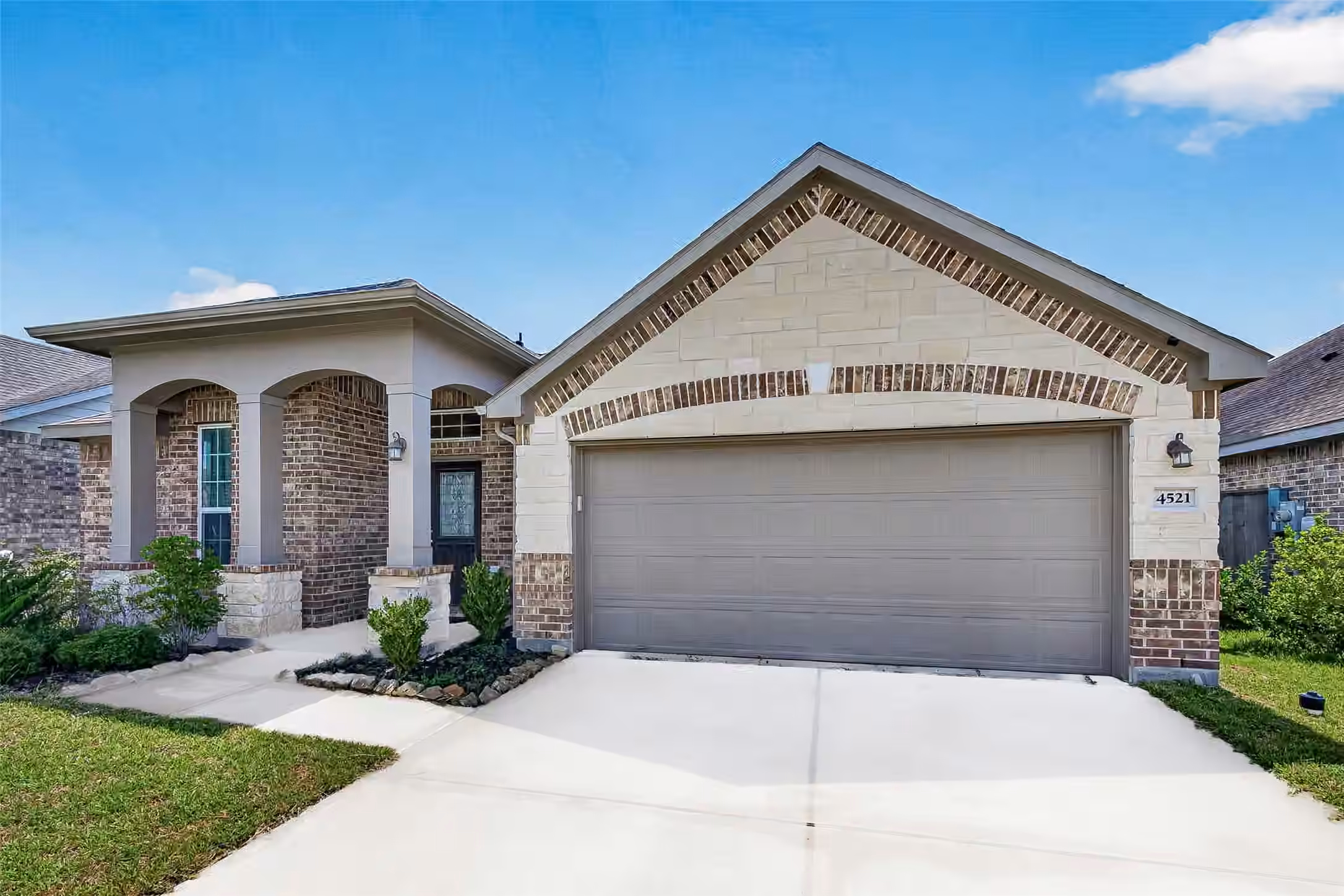 Photo 2 of 4521 Orono Summit Trail, Rosharon, TX