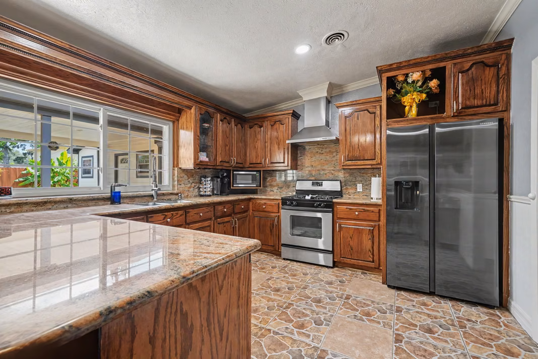 Photo 3 of 922 Peach Spring Drive, Houston, TX