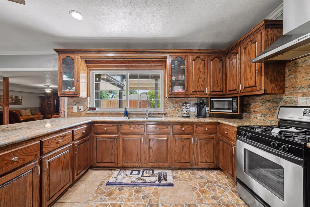 Photo 4 of 922 Peach Spring Drive, Houston, TX