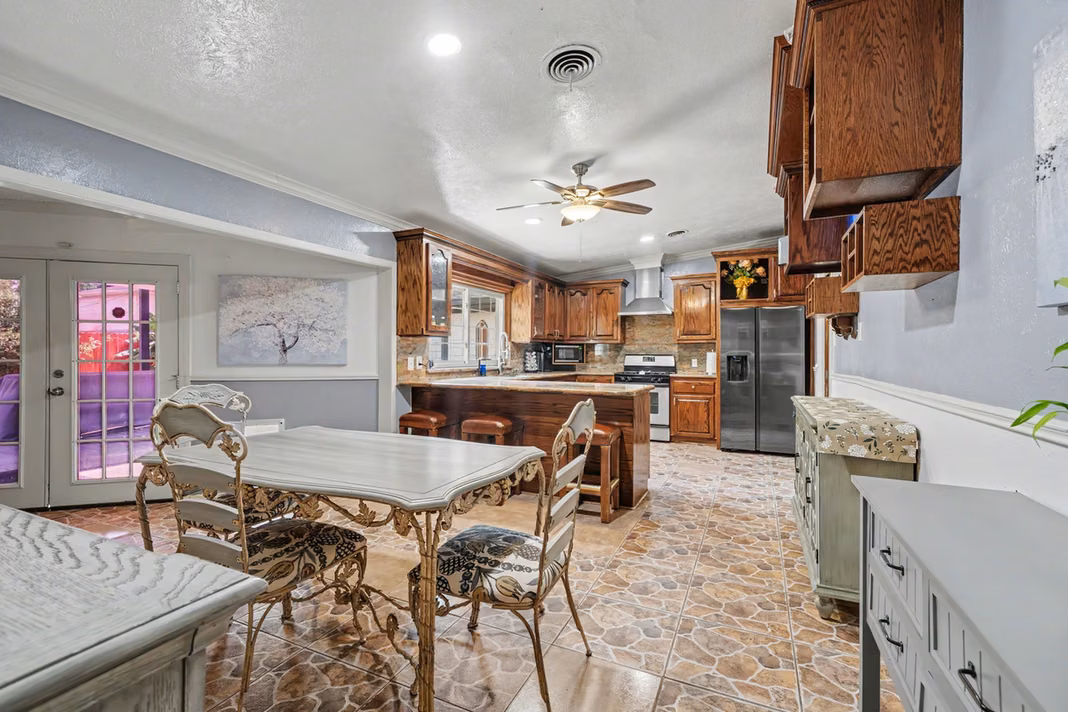 Photo 6 of 922 Peach Spring Drive, Houston, TX
