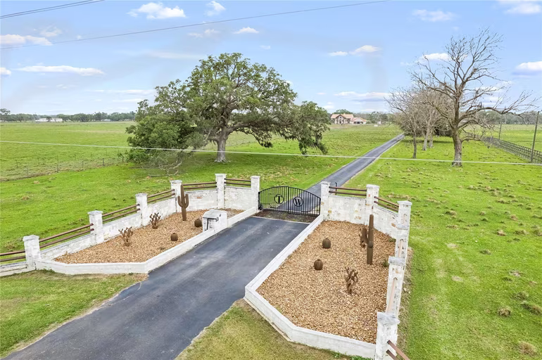 Photo 2 of 9474 E FM 524 E, Sweeny, TX