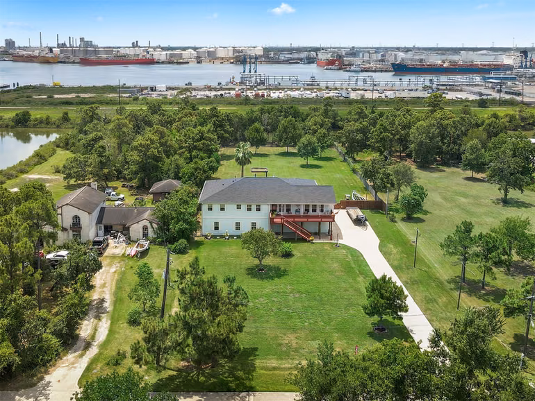 Photo 4 of 1003 S Country Club Drive, La Porte, TX