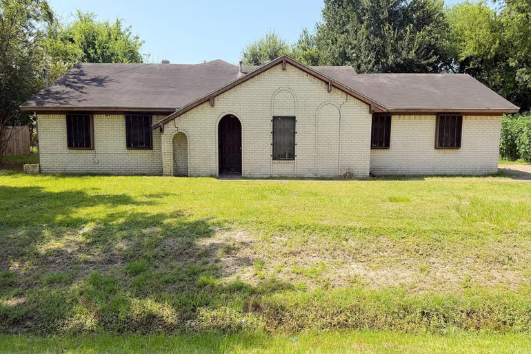 Photo of 550 E Melville Drive, Crosby, TX 77532