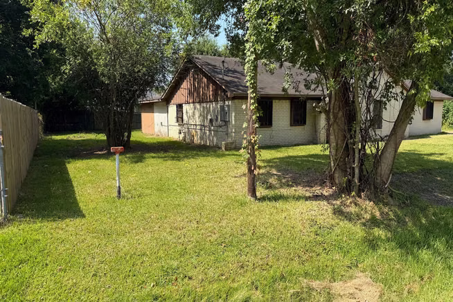 Photo 3 of 550 E Melville Drive, Crosby, TX