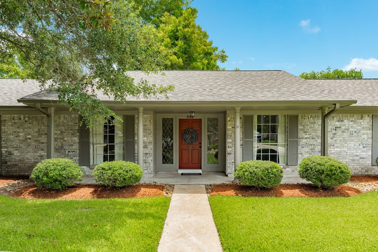 Photo 3 of 320 Linden Lane, Lake Jackson, TX