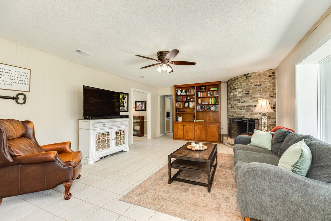 Photo 5 of 320 Linden Lane, Lake Jackson, TX