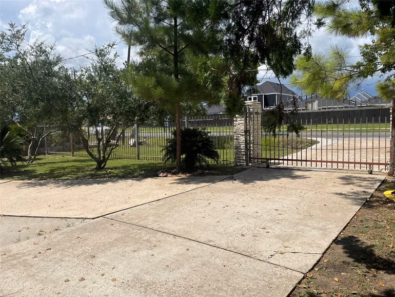 Photo 3 of 4920 Almeda Genoa Road, Houston, TX