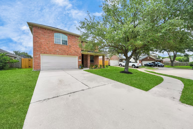 Photo 2 of 7925 Diamond Oak Drive, Texas City, TX