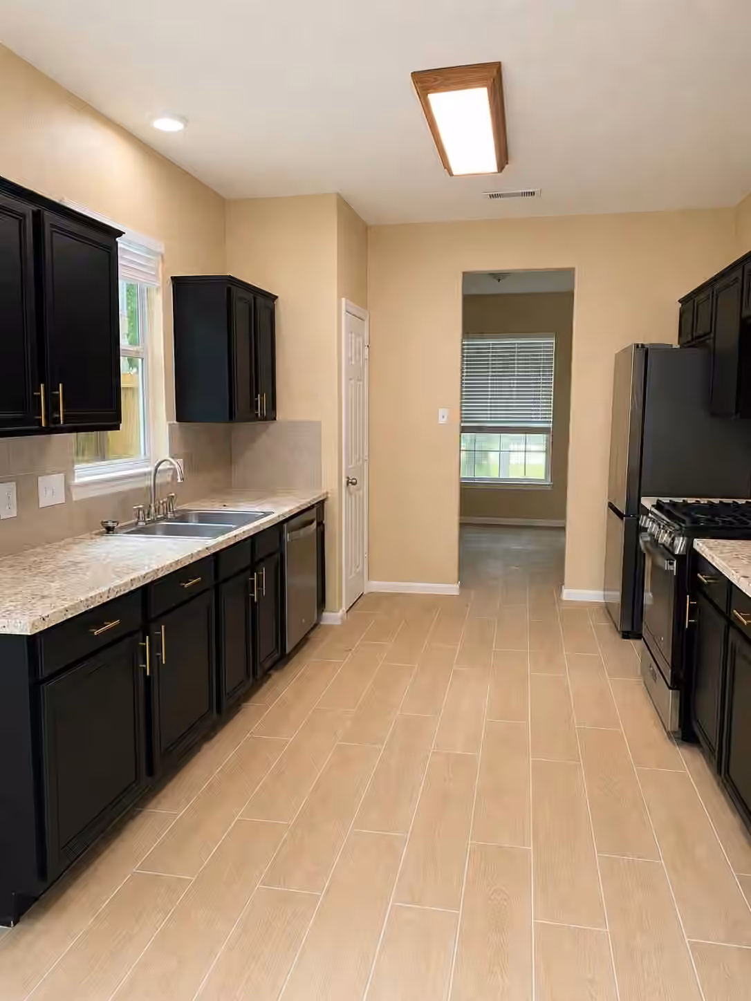 Photo 6 of 215 Doncaster Street, Conroe, TX
