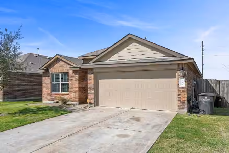 Photo 2 of 715 Harvest Bluff Drive, Rosharon, TX