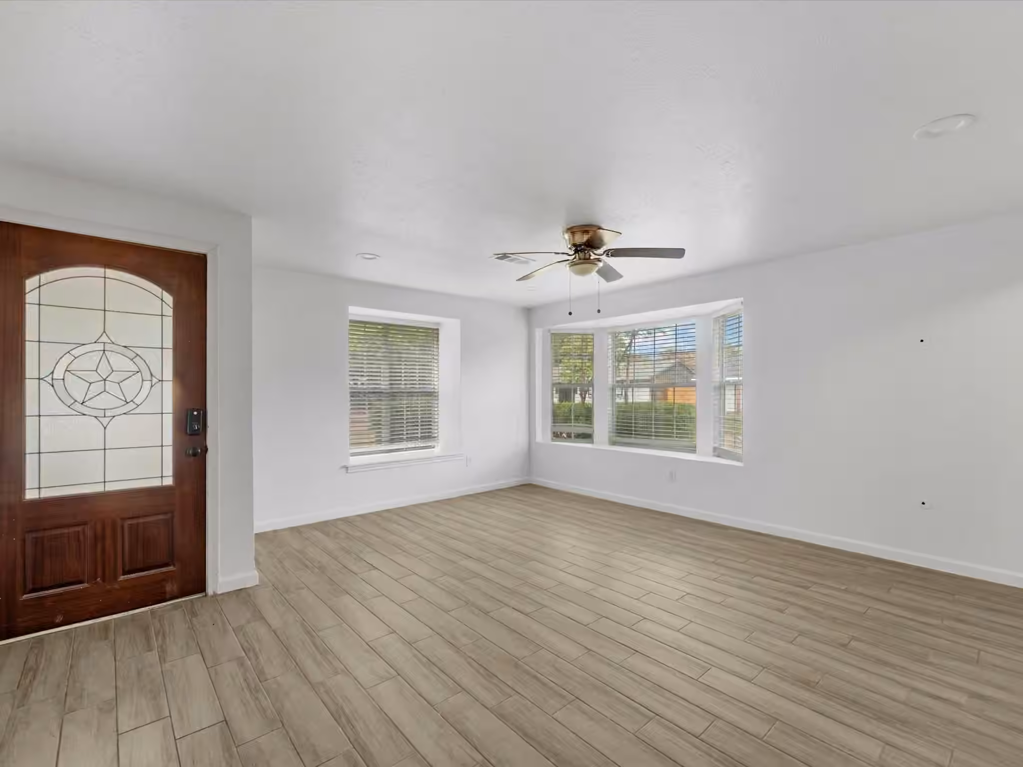 Photo 4 of 5747 Fontenelle Drive, Houston, TX