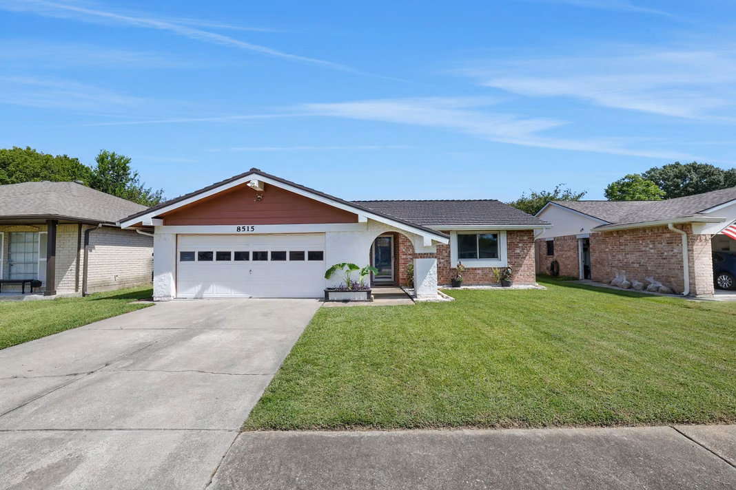 Photo 3 of 8515 Oakhaven Road, La Porte, TX
