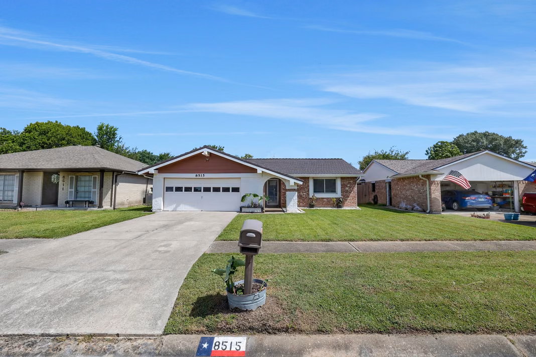 Photo 4 of 8515 Oakhaven Road, La Porte, TX