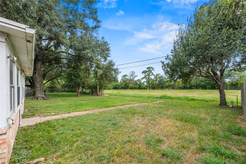 Photo 3 of 7319 Tall Pines Drive, Houston, TX