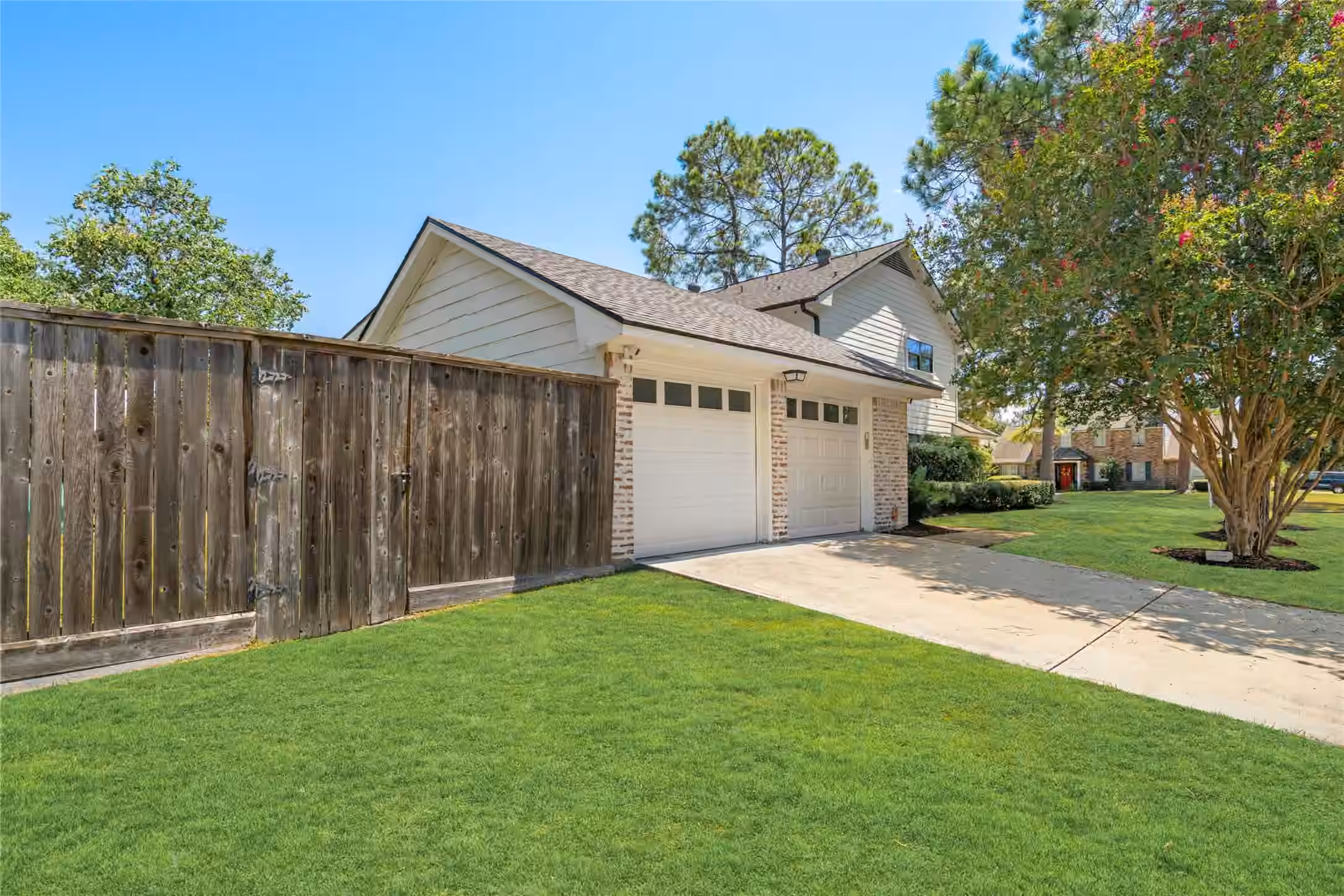Photo 4 of 10830 Burgoyne Road, Houston, TX
