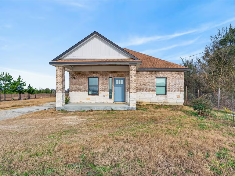 Photo 2 of 1833 County Road 3556, Cleveland, TX
