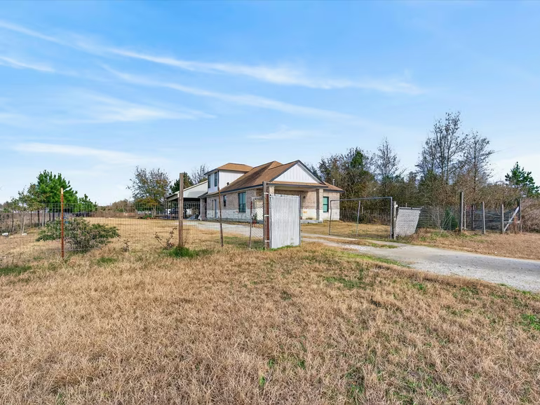 Photo 3 of 1833 County Road 3556, Cleveland, TX