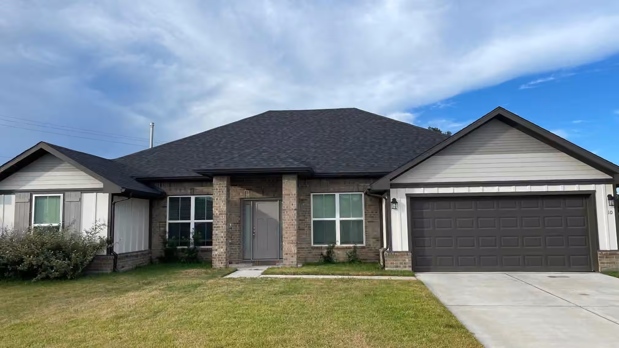 Photo of 10 Gemstone Court, Angleton, TX 77515