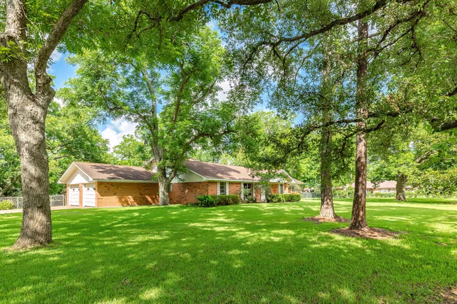 Photo of 120 Southern Oaks Drive, Lake Jackson, TX 77566